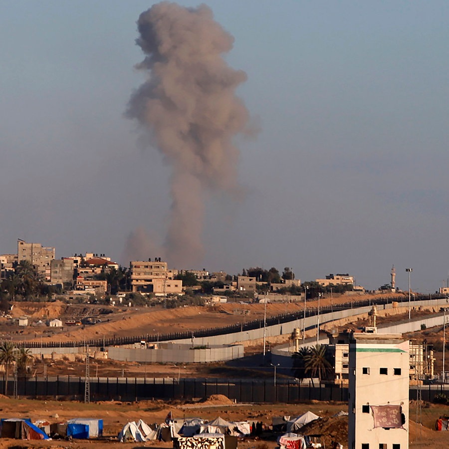 Nach einem israelischen Luftangriff auf Gebäude in der Nähe der Trennmauer zwischen Ägypten und Rafah im südlichen Gazastreifen steigt Rauch auf. © Ramez Habboub/AP Foto: Ramez Habboub