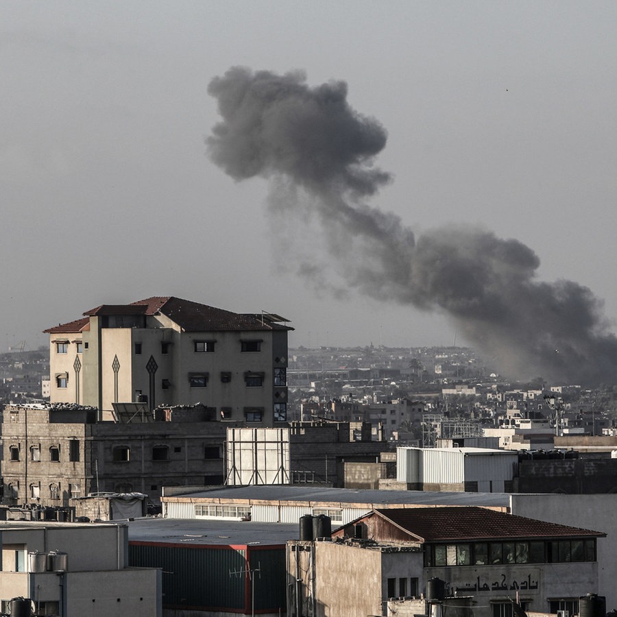 Rauch steigt nach israelischen Luftangriffen in der Nähe des Grenzübergangs Rafah auf © dpa Foto: Abed Rahim Khatib
