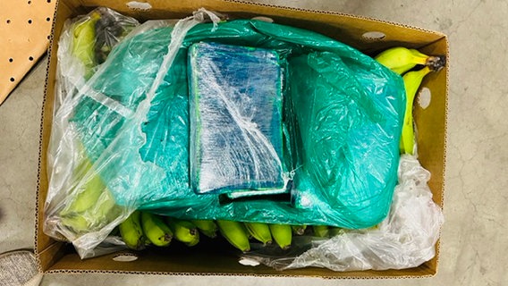 Päckchen mit Kokain liegen in einem Bananenkarton. © LKA Niedersachsen 