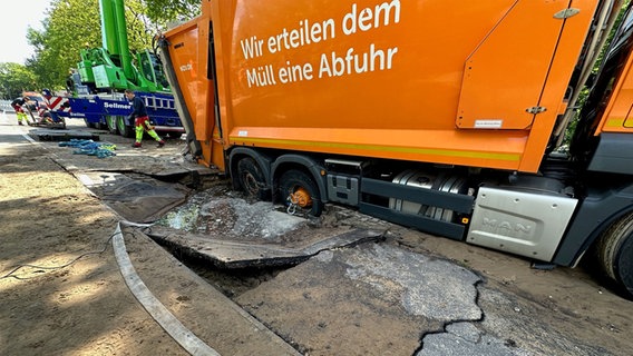 Kaltenkirchen: Ein Müllwagen ist in die Straße eingebrochen. © Daniel Friederichs 