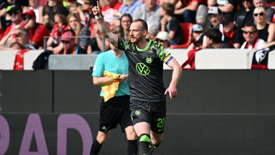 Wolfsburg-Kapitän Maximilian Arnold bejubelt einen Treffer. © IMAGO / Jan Huebner 