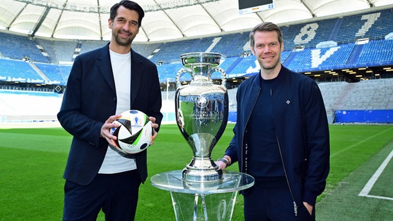 HSV-Sportvorstand Jonas Boldt (l.) und Dr. Eric Huwer (Vorstand Finanzen) mit dem EM-Pokal im Volksparkstadion. © Witters 