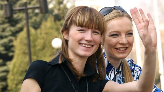 Zwei junge Frauen in einer städtischen Szene. © fotolia Foto:  Photo_Ma
