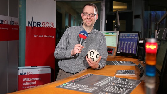 Der NDR 90,3 Sportreporter Jörg Naroska im Studio von NDR 90,3 © NDR Foto: Marco Peter