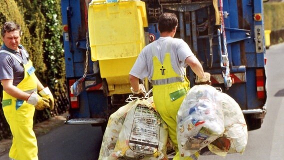 Ein Mitarbeiter der Müllabfuhr transportiert gelbe Säcke mit Verpackungsmüll  zum Müllwagen. © picture-alliance / dpa Foto: Fotoreport Duales System Deutschland