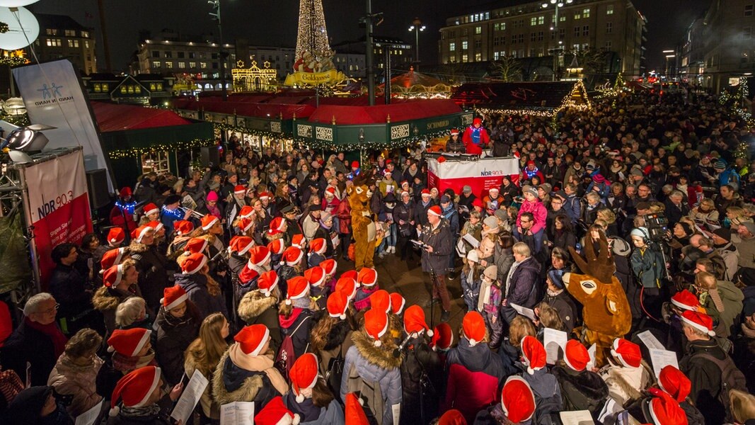 Das WeihnachtsliederSingen auf dem Rathausmarkt NDR.de