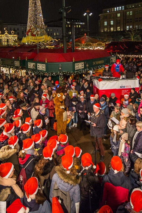 Das WeihnachtsliederSingen auf dem Rathausmarkt NDR.de