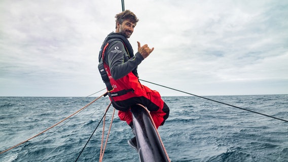 Segler Boris Herrmann vom Team Malizia auf seinem Schiff. © picture alliance/dpa/Team Malizia | Antoine Auriol Foto: picture alliance/dpa/Team Malizia | Antoine Auriol