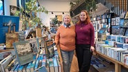 Zwei Frauen stehen in einer Buchhandlung zwischen sehr vielen Büchern. © Petra Volquardsen - NDR Foto: Petra Volquardsen - NDR