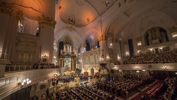 Das Kirchenschiff im Hamburger Michel ist voll besetzt beim Weihnachtshafenkonzert. © NDR Foto: Axel Herzig