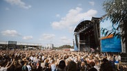 Eine große Menschenmenge draußen vor einer Konzertbühne. © MS Dockville Foto: Charlotte Krusche