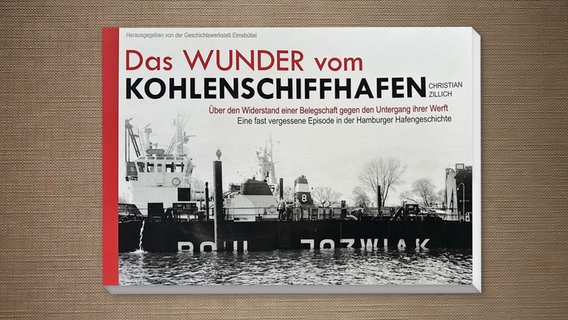 Auf einem Buchcover ist das Foto eines Schiffes zu sehen. Darüber die Überschrift: "Das Wunder vom Kohleschiffhafen" © Geschichtswerkstatt Eimsbüttel Foto: Geschichtswerkstatt Eimsbüttel