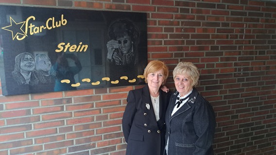 Zwei Frauen mit blondem Pagenkopf stehen vor dem Schild vom Star Club Hamburg St. Pauli © NDR / Petra Volquardsen Foto: NDR / Petra Volquardsen