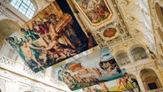 Ein großes Foto aus der Sixtinischen Kapelle von Michelangelo an einer Kirchendecke © Bridgeman Images an SEE Foto: Bridgeman Images an SEE