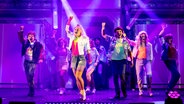 Auf einer tanzen mehrere Leute in Disco Outfit © Schmidt Theater Foto: MorrisMacMatzen
