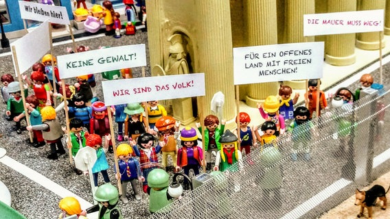 Viele Playmobilmännchen mit Plakaten bei einer nachgestellten Montagsdemo in einer Ausstellung © Auswanderermuseum Ballinstadt Foto: Auswanderermuseum Ballinstadt