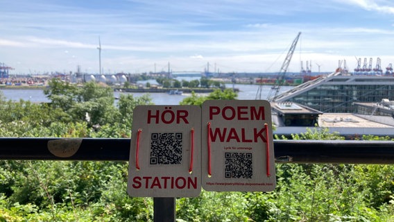 Zwei Schilder mit OR-Code weisen auf die Hörstationen zum Poemwalk hin © NDR Foto: Antonia Reiff