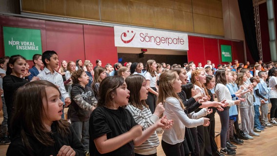 Ein Kinderchor singt in einen großen Studio. © ©saengerpate Foto: ©saengerpate