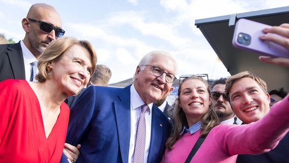 Elke Büdenbender (Ehefrau des Bundespräsidenten) und Frank-Walter Steinmeier (Bundespräsident der Bundesrepublik Deutschland) lassen sich am 14.09.2024 beim Bürgerfest des Bundespräsidenten im Schlossgarten Bellevue in Berlin zusammen mit Gästen fotografieren. © picture alliance / PIC ONE | Ben Kriemann Foto: picture alliance / PIC ONE | Ben Kriemann