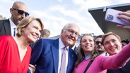 Elke Büdenbender (Ehefrau des Bundespräsidenten) und Frank-Walter Steinmeier (Bundespräsident der Bundesrepublik Deutschland) lassen sich am 14.09.2024 beim Bürgerfest des Bundespräsidenten im Schlossgarten Bellevue in Berlin zusammen mit Gästen fotografieren. © picture alliance / PIC ONE | Ben Kriemann Foto: picture alliance / PIC ONE | Ben Kriemann