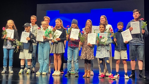 Die Siegerehrung beim Finale von "Jungs un Deerns leest Platt!" im Ohnsorg-Theater. © NDR - Jan Wulf Foto: NDR - Jan Wulf