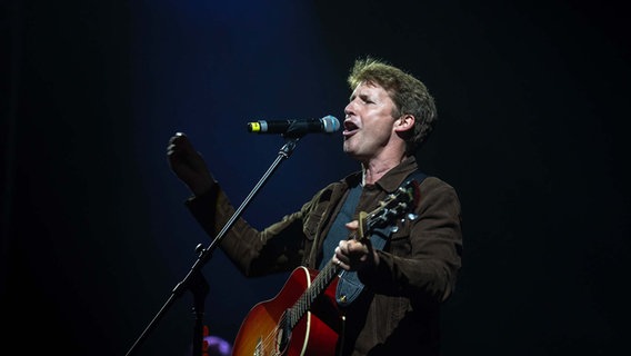 Der Sänger James Blunt steht bei einem Konzert auf der Bühne. © picture alliance  / ASSOCIATED PRESS | Mosa'ab Elshamy 