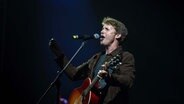 Der Sänger James Blunt steht bei einem Konzert auf der Bühne. © picture alliance  / ASSOCIATED PRESS | Mosa'ab Elshamy 