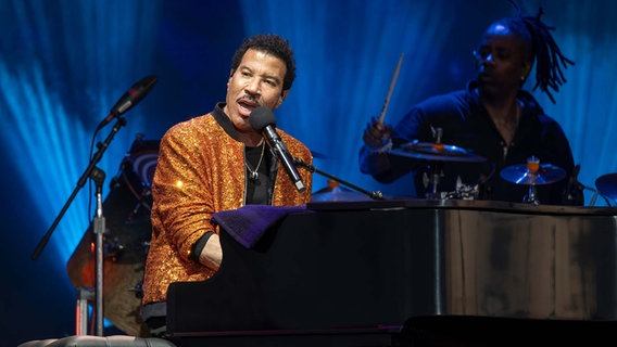 Der Sänger Lionel Richie sitzt bei einem Konzert am Klavier. © picture alliance  / Photoshot 