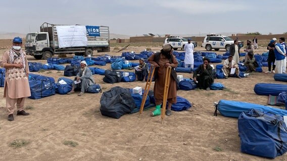 Verteilung von Hilfsgütern durch die UN (Zelte Solarzellen Winterkleidung) an Menschen, deren Zuhause zerstört wurde durch die Beben in Afghanistan © NDR Foto: Charlotte Horn