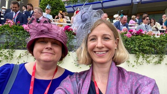 London Korrespondentinnen Gabi Biesinger und Imke Köhler beim Besuch der Pferderennbahn in Ascot © NDR Foto: Gabi Biesinger