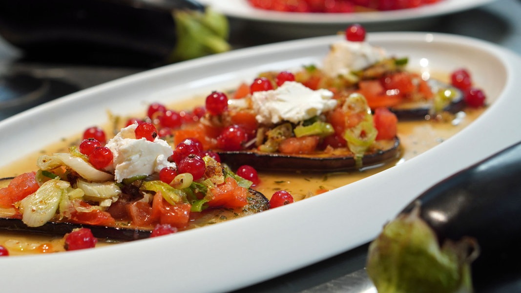 Geschmorte Auberginen mit Frischkäse und Johannisbeeren | NDR.de ...