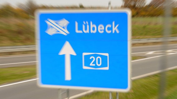 Ein unscharfes Autobahnschild © NDR Foto: Carsten Rehder