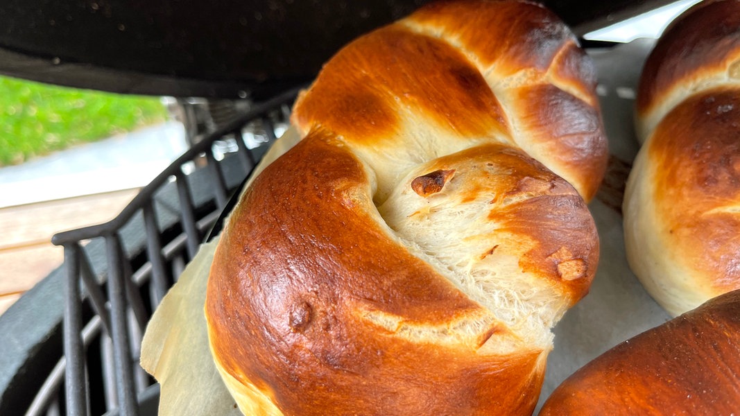 Süßer Hefezopf mit Nussfüllung | NDR.de - Ratgeber - Kochen - Rezepte