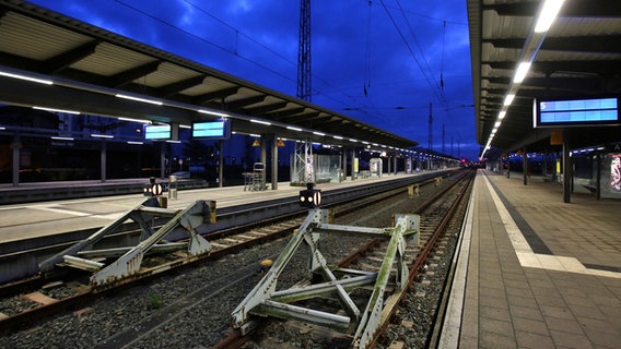 leerer hauptbahnhof rostock bei dämmerung © dpa-Bildfunk Foto: Bernd Wüstneck