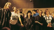 Band Aid von Sir Bob Geldof (zweiter von links) mit anderen Musikern beim Aufnehmen der ersten Single von Band Aid: Do They Know It's Christmas. © picture alliance / empics | Brian Aris/Band Aid Foto: Brian Aris/Band Aid