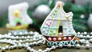 Lebkuchen in Form eines Segelschiffes und Dekogirlanden mit Perlen © panthermedia Foto: shinel