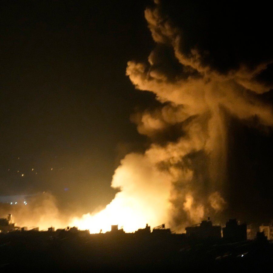 Flammen und Rauch steigen nach einem israelischen Luftangriff in einem Vorort von Beirut auf. © Hussein Malla/AP/dpa Foto: Hussein Malla