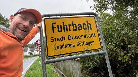 Schorse besucht auf der "Der beste Ort der Welt"-Tour den Ort Fuhrbach. © NDR 