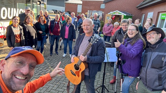 Schorse besucht auf der "Der beste Ort der Welt"-Tour den Ort Merzen. © NDR 