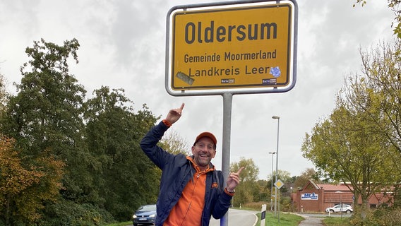 Schorse besucht auf der "Der beste Ort der Welt"-Tour den Ort Oldersum. © NDR Foto: Bernd Drechsler