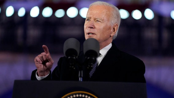 Joe Biden, Präsident der USA, hält eine Rede im Königlichen Schlossgarten in Warschau nach einem Treffen mit dem polnischen Präsidenten Duda. © AP/dpa Foto: Evan Vucci