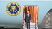 US-Präsident Joe Biden steigt in Berlin aus einem Regierungsflugzeug. © IMAGO / Fotostand 