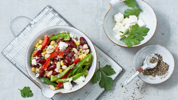 Eine Schale mit Bohnen, Mais, Paprika und Feta, daneben eine kleinere Schale mit Fetawürfeln © Gräfe und Unzer Foto: Monika Grossmann & Maria Schürle