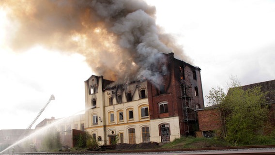 Brennendes Gebäude in Neustadt-Glewe. © NDR Foto: Ralf Drefin