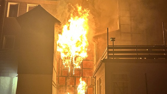 Ein Wohnhaus in Helmstedt brennt. © Feuerwehr Helmstedt 