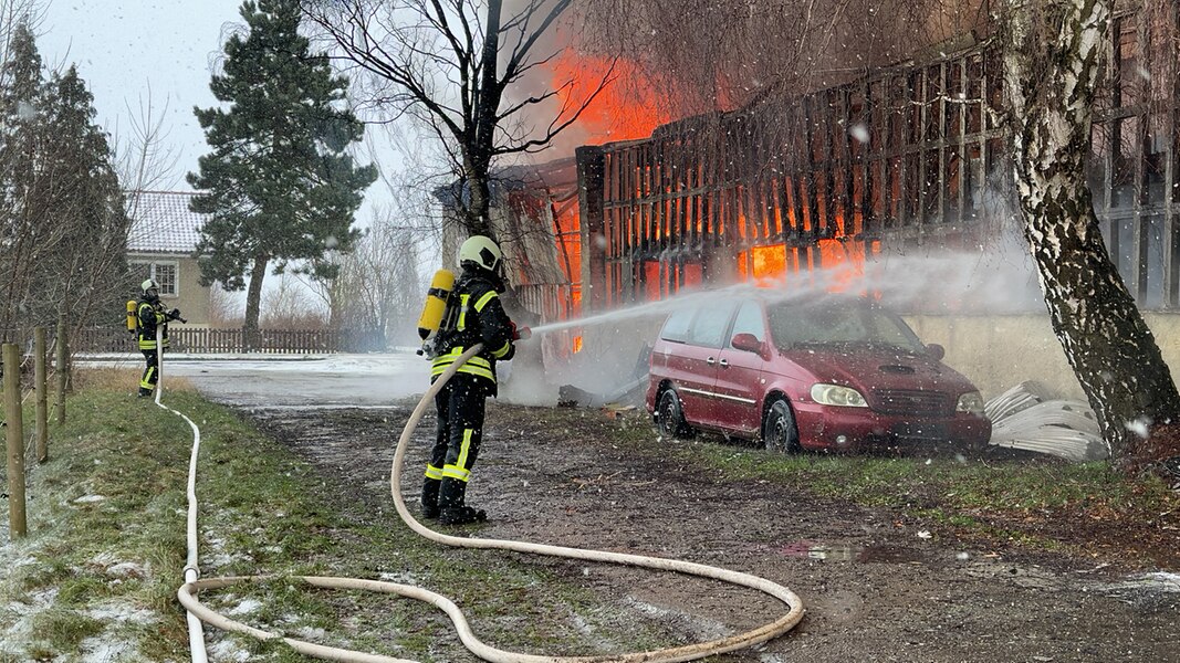 In Werder bei Altentreptow löscht die Feuerwehr einen Brand in einem Möbelhaus. 