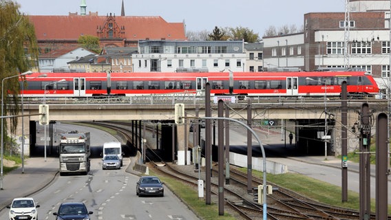 Die Eisenbahnbrücke am Goetheplatz überquert den vierspurigen Südring und die Straßenbahntrassen. © dpa Foto: Bernd Wüstneck