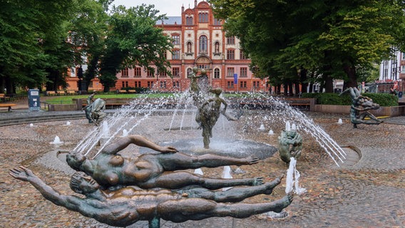 Brunnen der Lebensfreude auf dem Universitätsplatz in Rostock © picture alliance Foto: Ulrich Zilmann