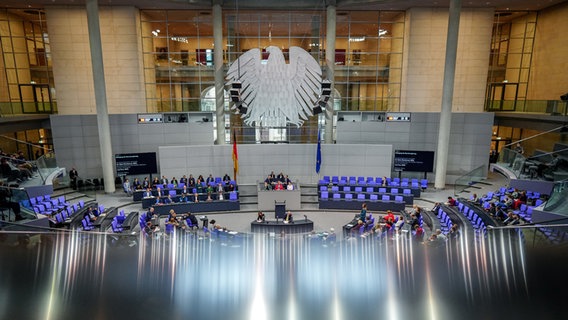 Blick in das Plenum des Bundestags bei der Regierungsbefragung. © Kay Nietfeld/dpa 