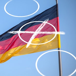 Eine Deutschlandflagge weht hinter einem Wahlkreuz vor dem Bundestag. © fotolia.com Foto: pit24, opicobello